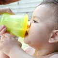 Kako sprečiti dehidraciju bebe tokom toplih dana i bolesti