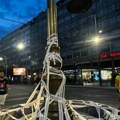 Aktivisti ZLF oblepili trakom novu skulpturu na Terazijama