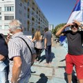 „Rat“ transparentima u Kragujevcu: Oni moraju, mi želimo (VIDEO)