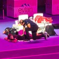Veliki problemi sa povredom na meču Đoković - Amber, pomoć ukazivana pored klupe