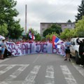 Maturanti iz Zvečana poslednji dan škole obeležili ispred bodljikave žice (foto, video)