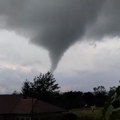 Dramatičan snimak formiranja vrtloga u Sloveniji: Meteorolozi potvrdili da je alpsku zemlju poharao tornado