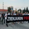„Pospremimo sadašnjost da bi naša deca imala budućnost“: Više stotina građana na protestu u Zrenjaninu