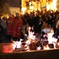 U hramovima u Šumadiji vernici paljenjem badnjaka obeležili Badnje veče