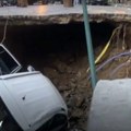 Urušila se ulica u Napulju, „progutala“ automobile (VIDEO)