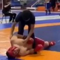 Ogromna tragedija! MMA borac (17) preminuo tokom borbe! Samo je pao posle ovog udarca, trener objasnio šta se desilo…