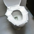Oblaganje WC šolje papirom ne štiti od bakterija: Iako mnogi pribegavaju ovoj taktici ne znaju da tako mogu da ovo izazovu