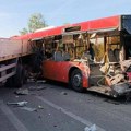 Jezive fotografije sa mesta teškog udesa teretnjaka i autobusa: Jedan osoba poginula na licu mesta, dok je više putnika…