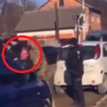 Dvoje vuku, a troje ga tuku, "regrut" vrišti, familija šutira policiju: Mobilizacija u Ukrajini (video)