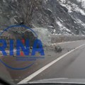 Stena i krupno kamenje survali se na put, sreća pa u tom trenutku niko nije prolazio: Pokrenuli se odroni na više putnih…