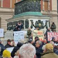 Skup penzionera na Trgu Republike, poručuju: Živeli studenti