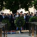 Plenković i Milanović rukovali se u Okučanima, građani zapljeskali