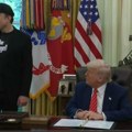 Trump i Musk posljednji put u Ovalnom uredu, milijarder je primio i poseban dar