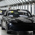 Na Pacifiku se zapalio brod koji je prevozio električne automobile, posada evakuisana