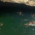 Skočio u "Suze Afrodite" na Tasosu, a završio u bolnici: Turisti i dalje ignorišu upozorenja – Jola umalo uzela još jednu žrtvu…