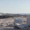 "Ne otvarajte vatru" IDF objavio snimak Palestinaca koji slobodno uzimaju pakete s hranom (video)