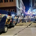 Građani Leskovca pitali večeras policiju ispred SNS: Koga i od koga čuvate?
