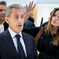 VIDEO Karla Bruni izgubila živce pred kamerama: Iznenadila reakcijom na presudu suprugu Sarkoziju