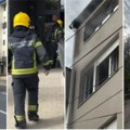 (Video) Požar u Petrovaradinu, gasila tri vatrogasna vozila! Goreo stan, maloletna osoba uspela bezbedno da ga napusti