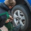 Kazne do 800.000 dinara za vožnju bez zimskih guma: Koja je još oprema potrebna tokom hladnih meseci?