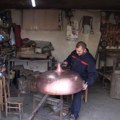 Mladi čuvar starog zanata: Miloš (28) iz okoline Vranja ručno pravi kazane i veruje u opstanak tradicije