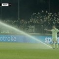 (VIDEO) Komedija u Sloveniji: Prskalice prekinule meč Kupa!