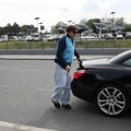 U besnom autu ga sačekala atraktivna brineta: Goran Bregović u farmerkama i trenerci na aerodromu, požurio da joj se javi, pa…