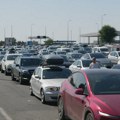 (FOTO) AP na srpsko-hrvatskoj granici: Putnici iscrpljeni, gladni i žedni, satima čekaju na vrućini