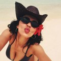 Ova naša glumica (34) ima najveće prirodne grudi Odrasla je na Kosovu, svi je dobro znate, a sad se skinula u bikini i…