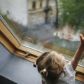 Sve se dogodilo u trenutku: Devojčica (3) pala sa trećeg sprata zgrade na Zvezdari, lekari utvrđuju težinu povreda