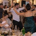 Snimak sa slavlja uzburkao mreže! Majka sa bebom izašla na podijum i počela da igra - a onda su svi videli šta radi: "Dragi…