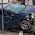 Zastrašujuća saobraćajna nesreća u Borči: Auto uleteo u autobusko stajalište, ima povređenih (video)