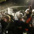Urnebesni snimak iz Tirane: Policija čekala demonstrante, a onda je naišao čovek koji ih je potpuno zbunio!