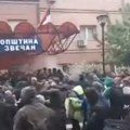 Zvečan: Srbi i danas ispred zgrade Opštine, ne odustaju od svojih zahteva (video)