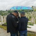 Boban Rajović sa povređenom nogom na sahrani Enesovog sina: U ortopedskoj čizmi došao da oda počast Arminu