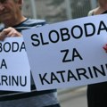 Протест испред ЦЗ-а због хапшења полицајке из Ваљева: Слобода за Катарину