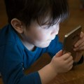 Kina dodatno ograničava deci vreme pred ekranima - na dva, jedan sat i osam minuta