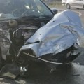 Silovit sudar ponovo na auto-putu Miloš Veliki: Automobili stoje poprečeni u sporoj traci, jedna osoba povređena