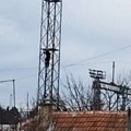 Muškarac preti da će skočiti sa tornja u Pančevu (video)