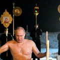Putin go do pojasa ušao u ledenu vodu! Oglasio se i Kremlj: "Mora da se obeleži Bogojavljenje po tradiciji!" (foto)