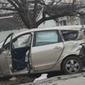 Zadnji deo potpuno smrskan, vozilo sletelo s puta: Saobraćajna nezgoda u Novom Sadu