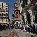Nesvakidašnji običaj proslave Vaskrsa na Krfu: Viralni snimak kruži mrežama – ljudi bacaju ćupove sa prozora