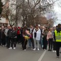 Studenti i građani u Nišu završili šetnju, nastavljen protest ispred MUP-a