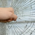 Pomahnitali čovek razbio staklo autobusa u centru Beograda? Preteći se šeta prometnom raskrsnicom