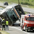 "Svi su u teškom stanju" Oglasila se ministarka zdravlja nakon sudara autobusa i automobila: Vozila potpuno uništena (foto)