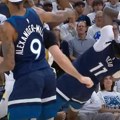 Najveći siledžija NBA lige ponovo u akciji: Izgubio živce pa laktom brutalno nokautirao rivala! Kari ga smirivao da ne…