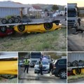 Prevrnula se šlep prikolica albanskih tablica s ferarijem i mercedesom Haos na Ibarskoj! (foto, video)