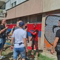 Obojen u crveno, boravi u Ćacilendu, dolazi iz Novog Pazara i slika se sa Andrejem Vučićem: Ko je „premazani gospodin“ sa…