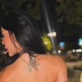 U mini topu grudi samo što ne ispadnu: Oko ruku "zmije": Ćerka našeg folkera oduševila stajlingom