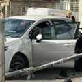 Smrskan izlog u Vojvode Stepe: Nesvakidašnja saobraćajka na Voždovcu, auto se zakucao u prodavnicu